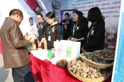 兩天銷售713萬！房縣“互聯(lián)網(wǎng)+精準(zhǔn)扶貧”展銷會(huì)助力農(nóng)副產(chǎn)品熱銷